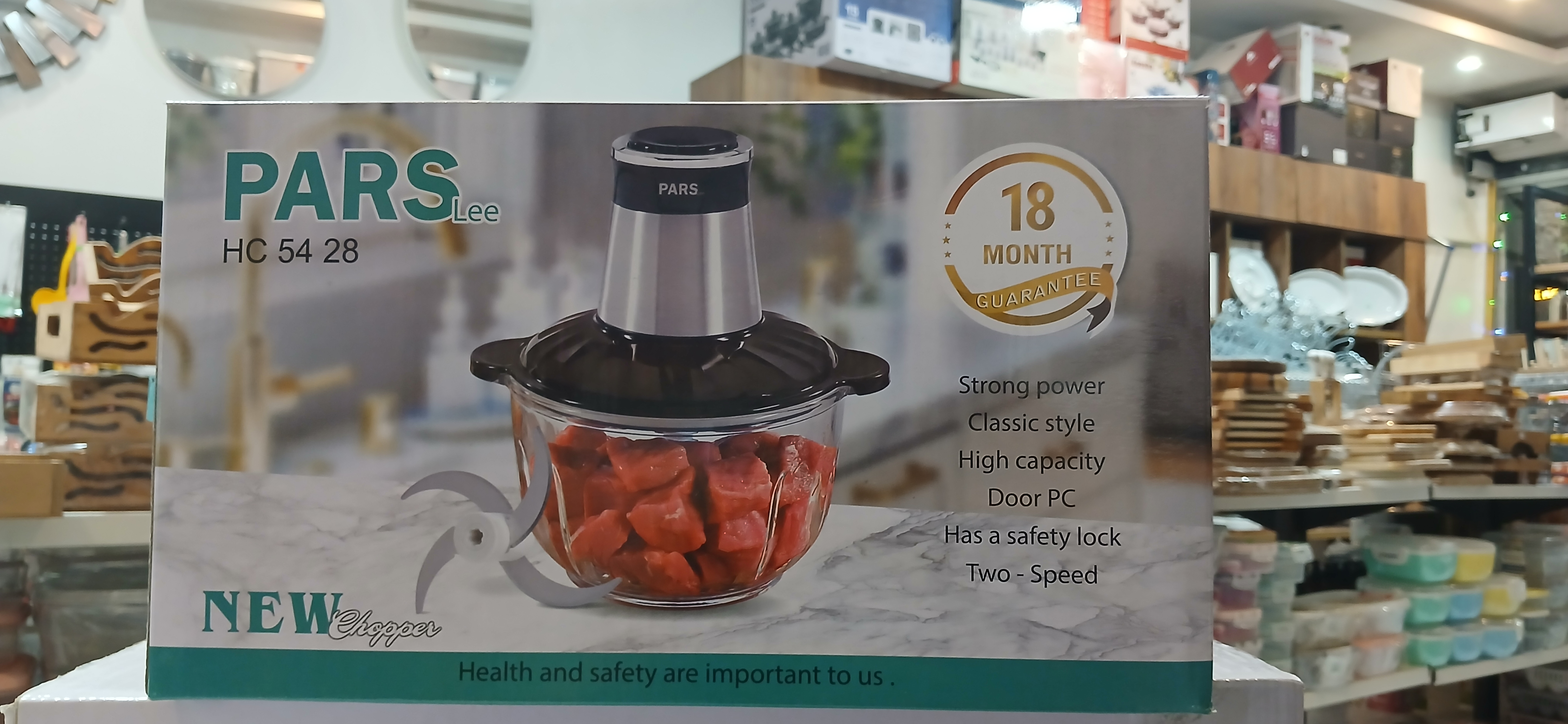 خرد کن پارس مدل HC5428 خردکن پارس لی مدل HC-5428 یک دستگاه خردکن برقی خانگی است که برای خرد کردن انواع مواد غذایی مانند سبزیجات، گوشت و میوه‌ها طراحی شده است. این مدل با ظرفیت ۳ لیتر و کاسه از جنس PC نشکن، مناسب  توان مصرفی آن ۴۴۰ وات بوده و دارای ۴ تیغه استیل ض
